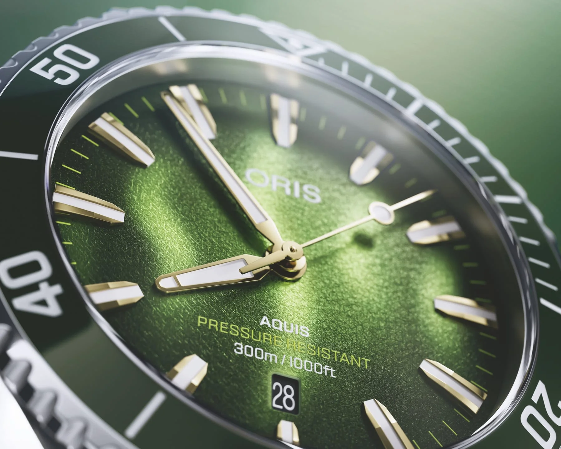 Nahaufnahme des grünen 3D-gedruckten Zifferblatts der Oris Kelp Forest mit goldgefassten Zeigern, limettengrüner Minuterie und Datum bei sechs Uhr
