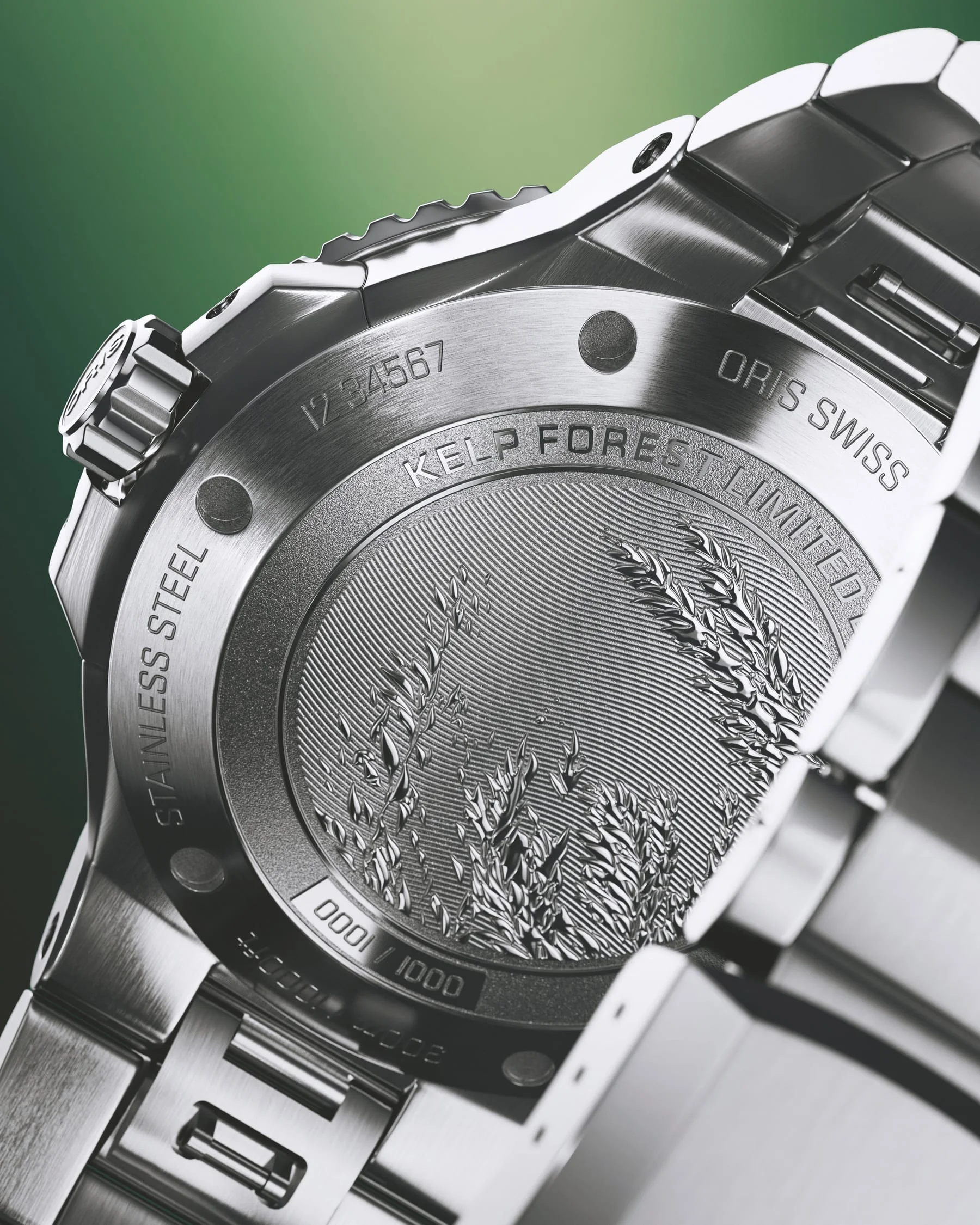 Gehäuseboden der Oris Kelp Forest Limited Edition mit Tang-Relief, Schriftzug Kelp Forest Limited Edition und Nummernfeld