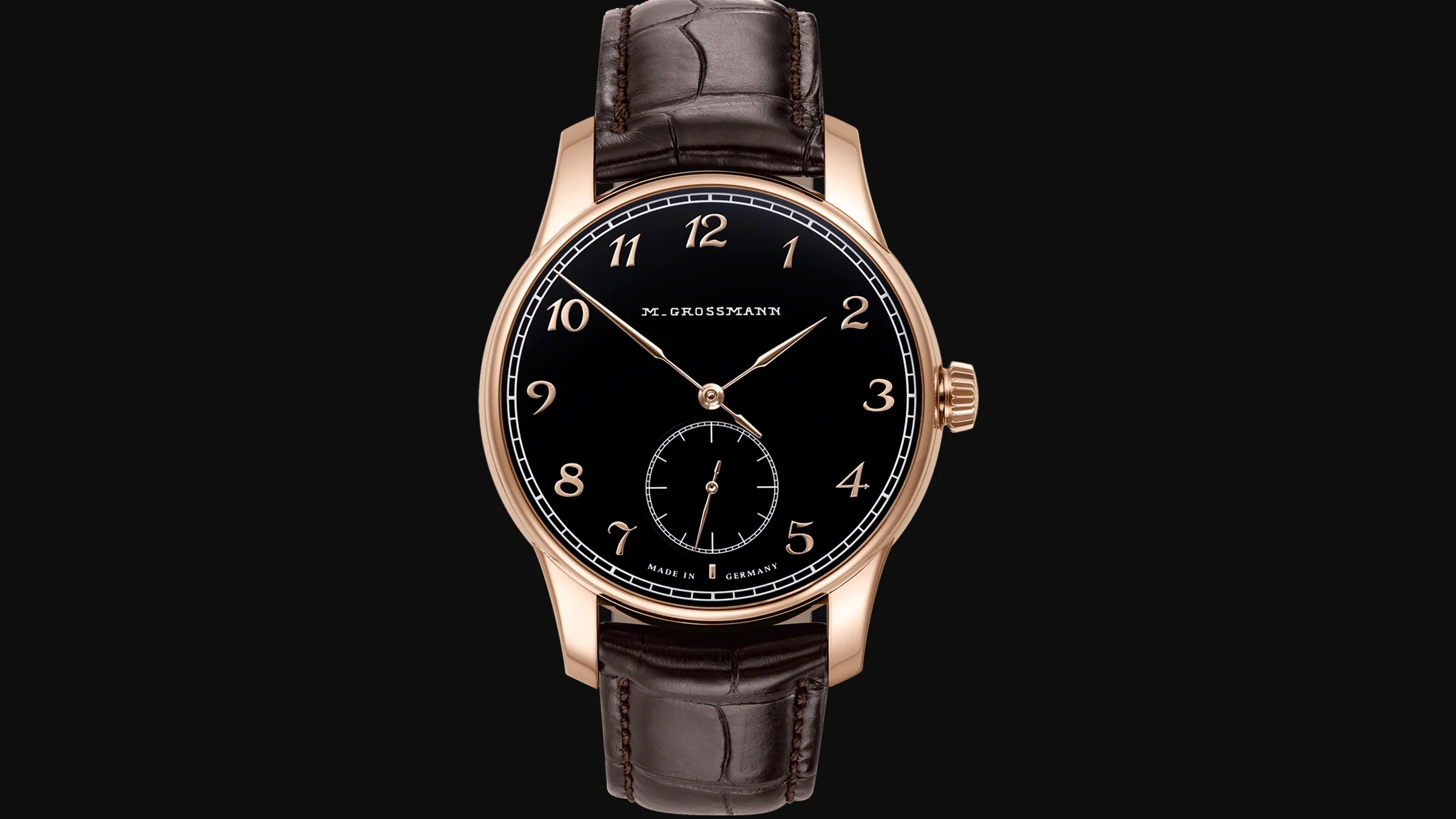 Moritz Grossmann Hamatic Enamel in Rotgold von vorne, schwarzes Emailzifferblatt mit arabischen Ziffern aus Gold